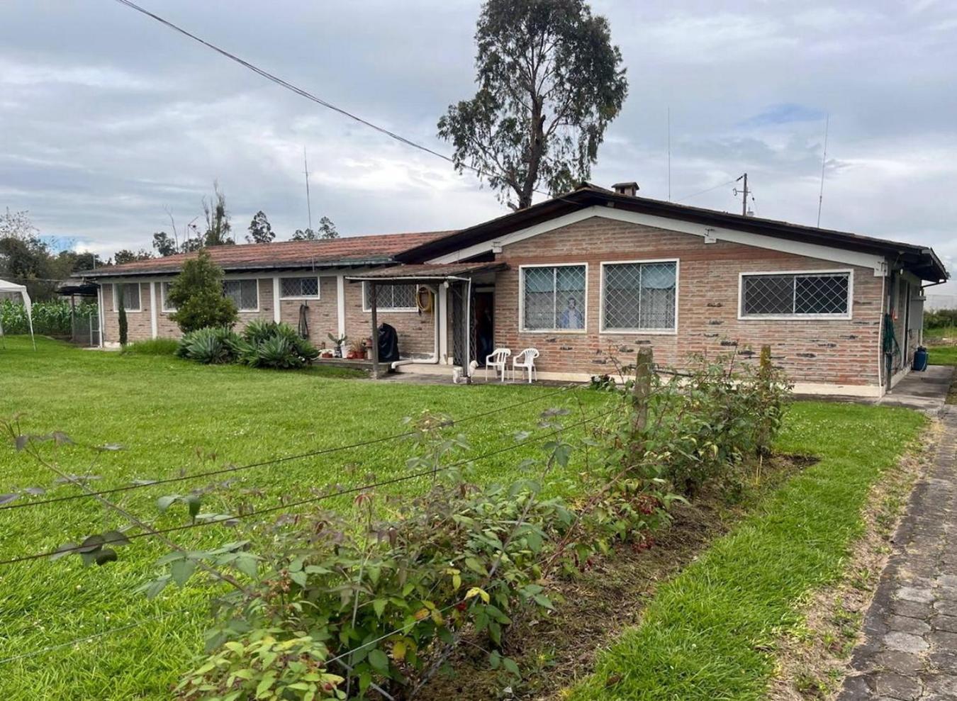 Quito Eco Lodge Airport - B&B ตาบาเบลา ภายนอก รูปภาพ